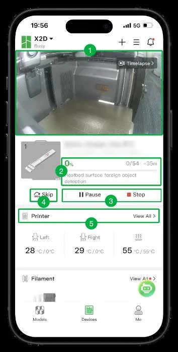 Страница «Устройства» в Bambu Handy для принтера X2D с пронумерованными пояснениями 1–5, обозначающими вид с камеры, индикатор прогресса, элементы управления заданием, пропуск деталей и настройки принтера