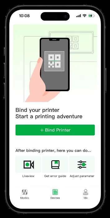 Главный экран приложения Bambu Handy с иллюстрацией руки, держащей телефон, который сканирует QR-код принтера, зелёной кнопкой «+ Привязать принтер» и вкладками навигации «Модели / Устройства / Я»