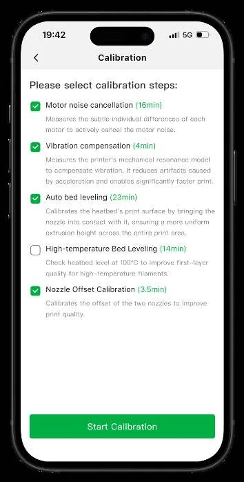 Экран калибровки Bambu Handy со списком выбираемых шагов: подавление шума двигателя, компенсация вибрации, автоматическое выравнивание стола, выравнивание стола при высокой температуре и калибровка смещения сопел, с кнопкой Start Calibration