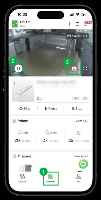 Предпросмотр камеры в Bambu Handy на телефоне с пронумерованными элементами управления: «Устройства», пауза и съёмка фото