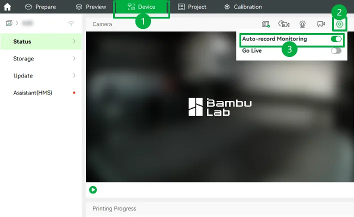 Вид камеры на странице «Устройство» в Bambu Studio с выделенным переключателем «Автозапись мониторинга»