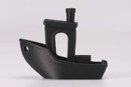 Кораблик Benchy, напечатанный просушенным филаментом, с чистыми гладкими поверхностями
