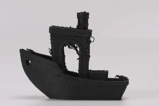 Кораблик Benchy, напечатанный влажным филаментом, покрытый нитями и с шероховатой поверхностью